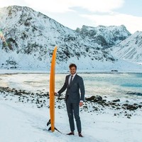 Namun, menurut Robert ada satu hal yang dirindukannya karena tak bekerja di sektor keuangan yang mengenakan jas. Ia pun kemudian mengembangkan hasratnya untuk memakai jas dan menggabungkannya dengan perjalanan.  Foto: dok. Instagram