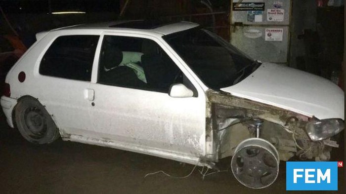 Kendarai Mobil Tanpa Ban Depan, Pengemudi Ini Kena Tilang Polisi