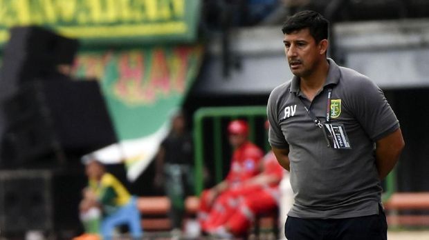 Angel Alfredo Vera belum menemukan skuat terkuat Persebaya di awal musim 2018.