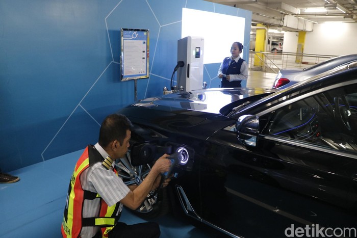 Merasakan Fasilitas Pengisian Baterai Mobil Listrik di Thailand

Bangkok - Thailand sudah mulai menerapkan era mobil ramah lingkungan. Saat ini di Negeri Gajah Putih sudah banyak beredar mobil ramah lingkungan, salah satunya mobil berteknologi plug-in hybrid.

Mobil plug-in hybrid sendiri berbeda dengan mobil hybrid konvensional. Mobil plug-in hybrid yang menggabungkan mesin bakar dan motor listrik bisa diisi ulang baterainya dengan mencolokkan listrik dari sumber listrik di tembok ke mobil.