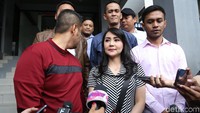 Ia datang bersama kuasa hukumnya, Sunan Kalijaga. Foto: Tessa Kaunang / Hanif Hawari
