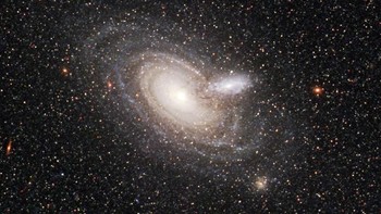 Duo galaksi ini diberi nama 2MASX J00482185-2507365 dan berada sejauh 800 juta tahun cahaya dari galaksi Bima Sakti. Foto: NASA