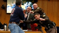 Dalam sidang di Eaton County, Michigan, pria bernama Randall Margraves nekat menyerang terdakwa kasus pelecehan seksual, Larry Nassar. Tiga putri Margraves menjadi korban pelecehan seksual oleh Nassar. Margraves hadir untuk mendampingi putrinya memberi keterangan. Foto: REUTERS/Rebecca Cook