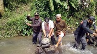 Cerita tentang postingan batu bersusun tersebut sampai ke telinga Camat Cidahu Ading Ismail. Ading bersama pimpinan kecamatan dan pihak MUI langsung mengunjungi lokasi batu bersusun tersebut.