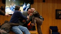 Awalnya Margraves meminta hakim memberinya waktu 5 menit hanya berdua dengan Nassar di ruangan tertutup. Saat permintaannya ditolak, Margraves tiba-tiba berlari dan hendak menyerang Nassar yang duduk di sebelah pengacaranya. Foto: REUTERS/Rebecca Cook