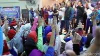 Ratusan peserta yang didominasi para perempuan antusias mengikuti senam pagi bersama Ketua MPR tersebut.