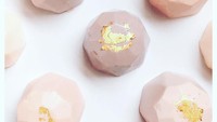 Sebentar lagi valentine, cokelat praline berwarna pastel ini bisa jadi pilihan. Si dia dijamin akan semakin sayang dengan Anda setelah melihat ada lembaran emas di atasnya.  Foto: Istimewa