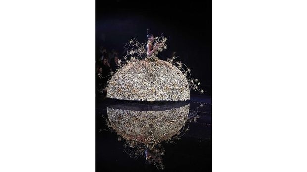 Koleksi Guo Pei di Paris Couture Week 2018.