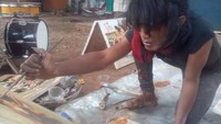 Dwi Setiawan dikenal sebagai pelukis jalanan. Dia menghasilkan karya di ruang terbuka.