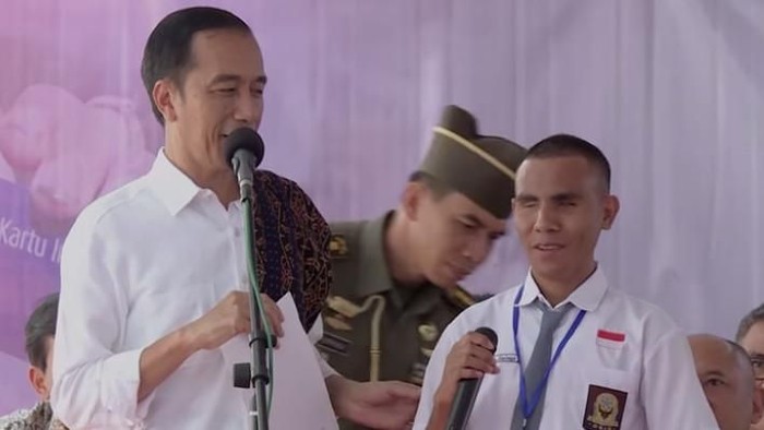 Senangnya Ade, Siswa Disabilitas yang Dihadiahi Laptop dari Jokowi