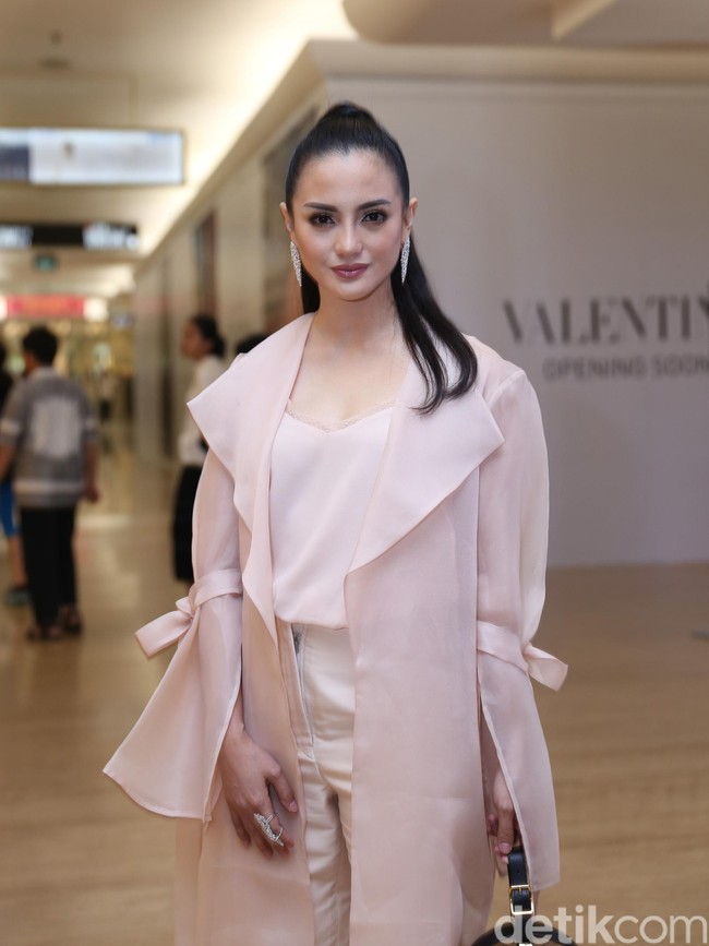 Ibu dua anak ini pun mengaku menggunakan masker lidah buaya setiap seminggu sekali saat sebelum tidur. Foto: Ririn Ekawati / Desi P.