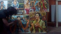 Aksi melukis Dwi Setiawan yang dilakukan pada malam hari. Tampak karya di dalamnya banyak memuat sosok perempuan dengan adat Jawa.