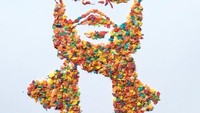 Kali ini ia membuat wajah rapper asal Amerika, Rick Boss, dengan fruity pebbles. Keren! Foto: Instagram @harleyfood_art