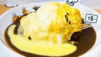 Benar-benar pemalas! Lihat nih, omurice nya benar-benar dibentuk mirip Gudetama yang sedang tertidur. Foto: Istimewa