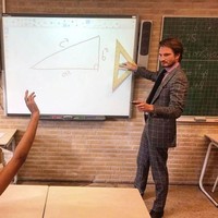 Biasanya matematika dianggap sebagai pelajaran sulit dan membuat siswa tak betah berlama-lama di kelas. Tapi, jika guru matematikanya seperti ini mungkin kamu jadi betah di kelas dan menyimak ulasan materi yang diberikannya. Foto: dok. Instagram