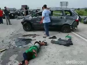 Video: Mobil Rombongan Suporter Terguling di Jombang, 8 Orang Luka