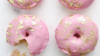Ada donat juga yang ditaburi dengan serpihan edible gold. Duh, donat ini harganya jadi berapa ya? Foto: Istimewa
