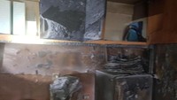 Penyebab kebakaran diduga karena korsleting dispenser. Kulkas yang berada di samping dispenser tampak gosong. (Foto: Twitter @beritakebakaran)