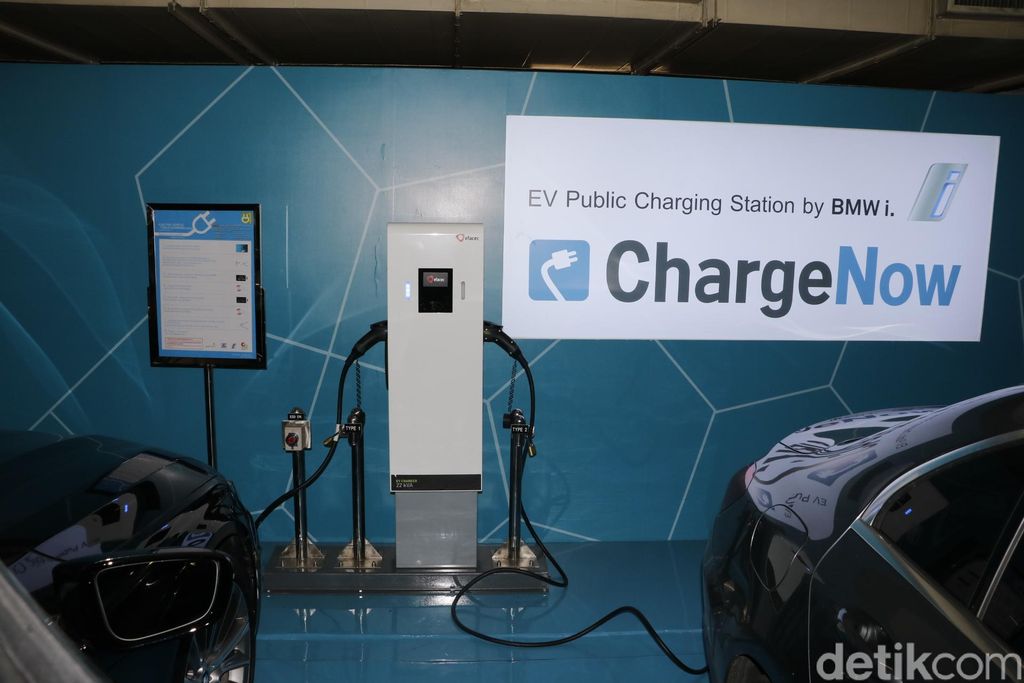 Merasakan Fasilitas Pengisian Baterai Mobil Listrik di ThailandBangkok - Thailand sudah mulai menerapkan era mobil ramah lingkungan. Saat ini di Negeri Gajah Putih sudah banyak beredar mobil ramah lingkungan, salah satunya mobil berteknologi plug-in hybrid.Mobil plug-in hybrid sendiri berbeda dengan mobil hybrid konvensional. Mobil plug-in hybrid yang menggabungkan mesin bakar dan motor listrik bisa diisi ulang baterainya dengan mencolokkan listrik dari sumber listrik di tembok ke mobil.
