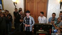 Zumi Zola mengaku belum mendapat surat keputusan penonaktifan oleh Menteri Dalam Negeri, Tjahjo Kumolo. Selama belum diberhentikan, dirinya akan tetap menjadi gubernur dan mengabdi pada masyarakat. (Foto: Raja Adil Siregar/detikcom)
