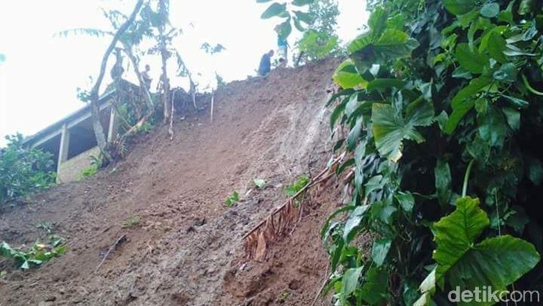 Diguyur Hujan Sejak Kemarin, Longsor Melanda 2 Kecamatan di Kudus Diguyur Hujan Sejak Kemarin, Longsor Melanda 2 Kecamatan di Kudus