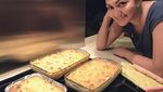 Cantiknya Donna Agnesia Saat Sedang Bikin Macaroni Schotel dan Lasagna