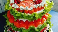 Yang ini terlihat segar karena memakai lebih banyak daun selada dan bagian atasnya fillet salmon dibuat seperti bunga merekah. Cantik ya?Foto: Istimewa