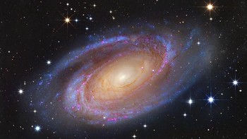 Berada di konstelasi Ursa Major, sekitar 12 juta tahun cahaya dari Bumi, galaksi bernama M81 ini dikenal sebagai salah satu yang paling terang di langit Bumi. Foto: NASA