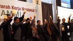Gaya Fahri Hamzah Angkat Kartu Merah untuk Jokowi