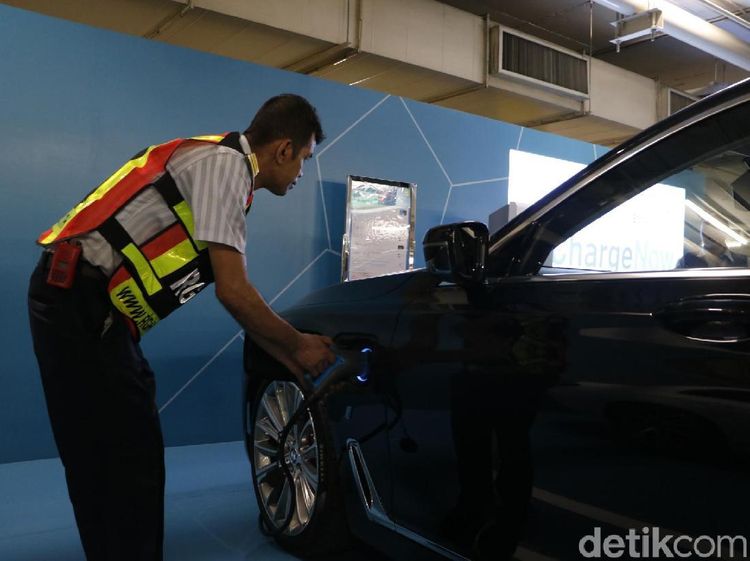 Merasakan Fasilitas Pengisian Baterai Mobil Listrik di Thailand