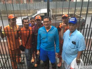 Diguyur Gerimis, Sandiaga Lari Bareng Hotman Paris di Kelapa Gading