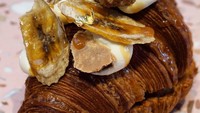 Supermoon Bakehouse juga membuat croissant bi-color dengan taburan emas lho. Selain enak dan bagus difoto, croissant ini juga mewah. Foto: Istimewa