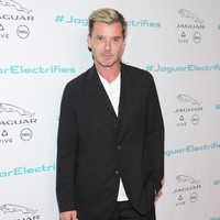 Sejak era 90-an hingga kini wajahnya seolah tak menua. Penampilannya pun tak banyak berubah.  Foto: dok. Getty Images