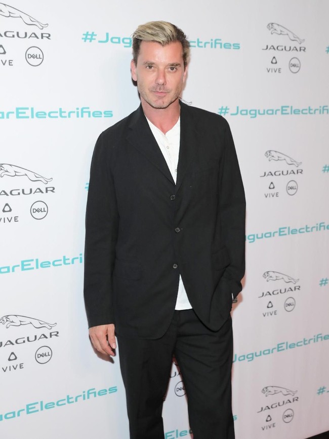 Sejak era 90-an hingga kini wajahnya seolah tak menua. Penampilannya pun tak banyak berubah.  Foto: dok. Getty Images