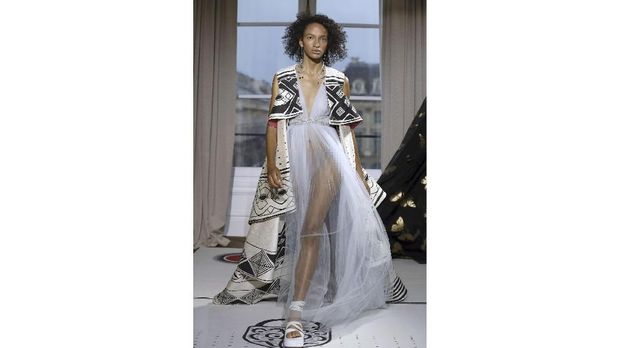 Koleksi Schiaparelli di Paris Couture Week 2018.