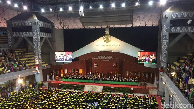 Para wisudawan di Balairung UI