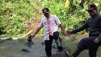 Langkah penghancuran itu mendapat dukungan warga. Mereka bersama-sama mereka menghancurkan batu-batu itu. 