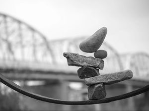 Bikin Tenang, Rock Balancing Disebut Punya Manfaat Mirip Yoga