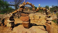 Rock balancing memang memiliki banyak gaya. Intinya adalah menyusun batu menjadi sebuah bentuk tertentu. (Foto: Situs Llano Earth Art Fest)