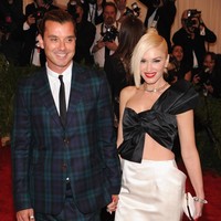 Gavin menemani Gwen Stefani di ke sebuah acara fashion di 2013.  Pria asal Inggris ini terlihat gagah dengan jas kotak-kotaknya. Foto: dok. Getty Images