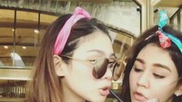 Kakak adik ini punya paras cantik, ya. Keliatannya, sih Sissy baik banget mau berbagi jus semangka dengan Sasha, eh malah sedotannya malah dijauhin dari mulut Sasha. Foto: Instagram @sysiio