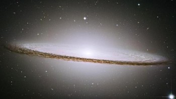 Galaksi ini memiliki nama resmi M104 atau NGC 4594, dan dijuluki sebagai Galaksi Sombrero, karena bentuknya yang mirip topi khas Meksiko. Foto: NASA