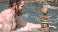 Salah satu gaya dalam rock balancing ialah rock stacking. Gaya rock stacking dilakukan dengan menyusun batu secara vertikal. (Foto: Situs Llano Earth Art Fest)
