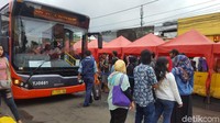 Bagi para penumpang Commuterline yang ingin berjalan-jalan ke Pasar Tanah Abang silakan menggunakan bus Tanah Abang Explorer. Hari ini bus mulai beroperasi dari jam 08.00 sampai 15.00 WIB, bus ini gratis, ujar salah satu petugas Transjakarta di Stasiun Tanah Abang. 