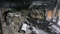 Bukan hanya itu saja, CPU  kompoter yang ada di bawah meja juga ikut ludes akibat terbakar. Foto: (Dok. Sudin Damkar Jakpus)