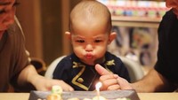 Gemes! El Mayka tiup lilinnya kejauhan. Jadi lilinnya nggak mati-mati, deh. Foto: Instagram @sysiio