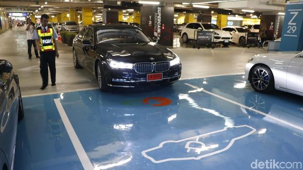 Pengisian baterai mobil di Thailand