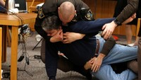 Insiden ini terjadi sangat cepat, dengan tiga deputi sheriff yang ada di ruang sidang langsung melumpuhkan Margraves yang berbadan tinggi dan besar ini. Saya ingin anak pelacur itu! teriak Margraves saat dia dilumpuhkan oleh para petugas. Foto: REUTERS/Rebecca Cook