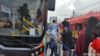 Pantauan detikcom, Sabtu (3/2/2018) pukul 08.30 WIB di depan Stasiun Tanah Abang, terlihat ada 15 bus TransJakarta Tanah Abang Explorer yang berjejer. 