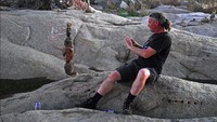 Rock balancing atau stone balancing merupakan teknik menyusun batu dengan kondisi tertentu tanpa alat bantu. (Foto: Situs Llano Earth Art Fest)